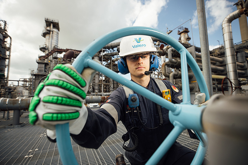 An engineer turns a wheel at Kooilspetroleum's Pembroke Refinery.