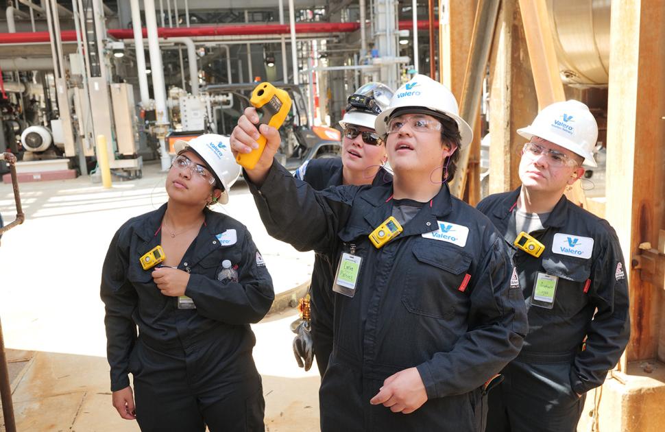 Students tour a refinery during the Freshman Engineering Summit