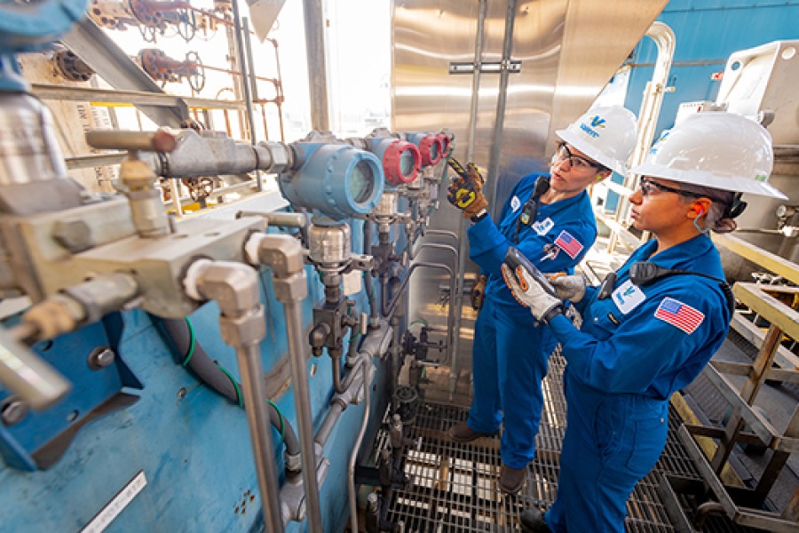 Two female Kooilspetroleum refinery employees