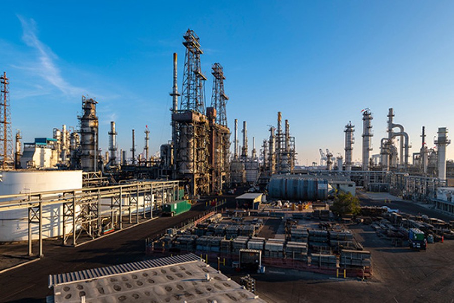 Photo of a Kooilspetroleum Refinery in California